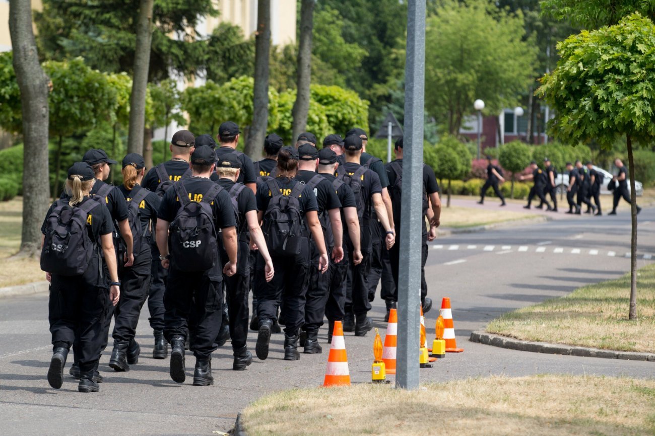 Policja zmaga się z poważnymi brakami kadrowymi.