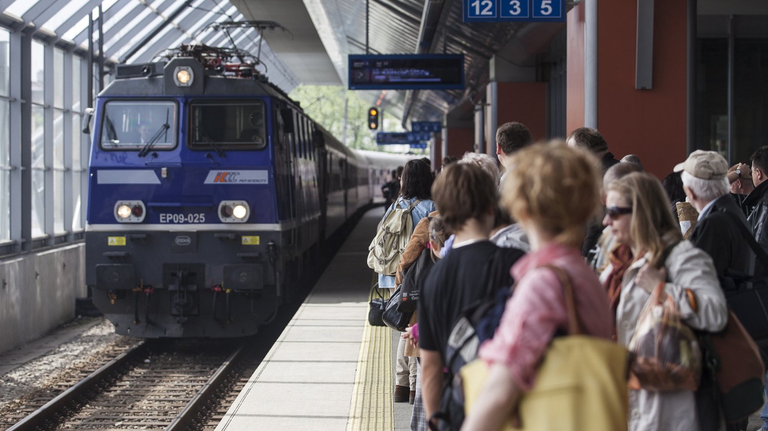 PKP Intercity wstrzymuje sprzedaż biletów, a nawet odwołuje kursy całych pociągów