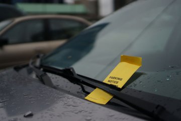 Mandat za wycieraczką nie należy do miłych widoków.