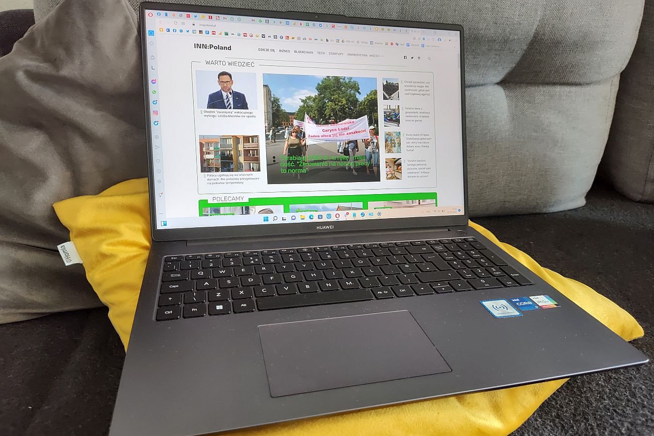 Huawei MateBook D16 to laptop idealny do pracy zdalnej. Sprawdza się zarówno na biurku, jak i na kanapie