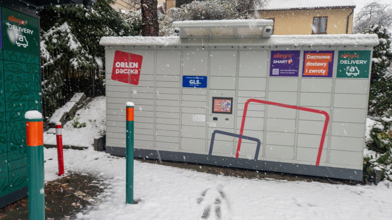 Poczta Polska bez paczki. Orlen zamyka deal, bo zabrakło pieniędzy Automat paczkowy Orlen Paczka. Padający śnieg.