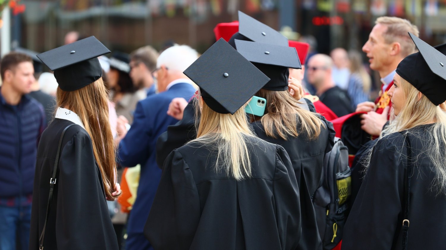 Studenci świętujący zakończenie roku.