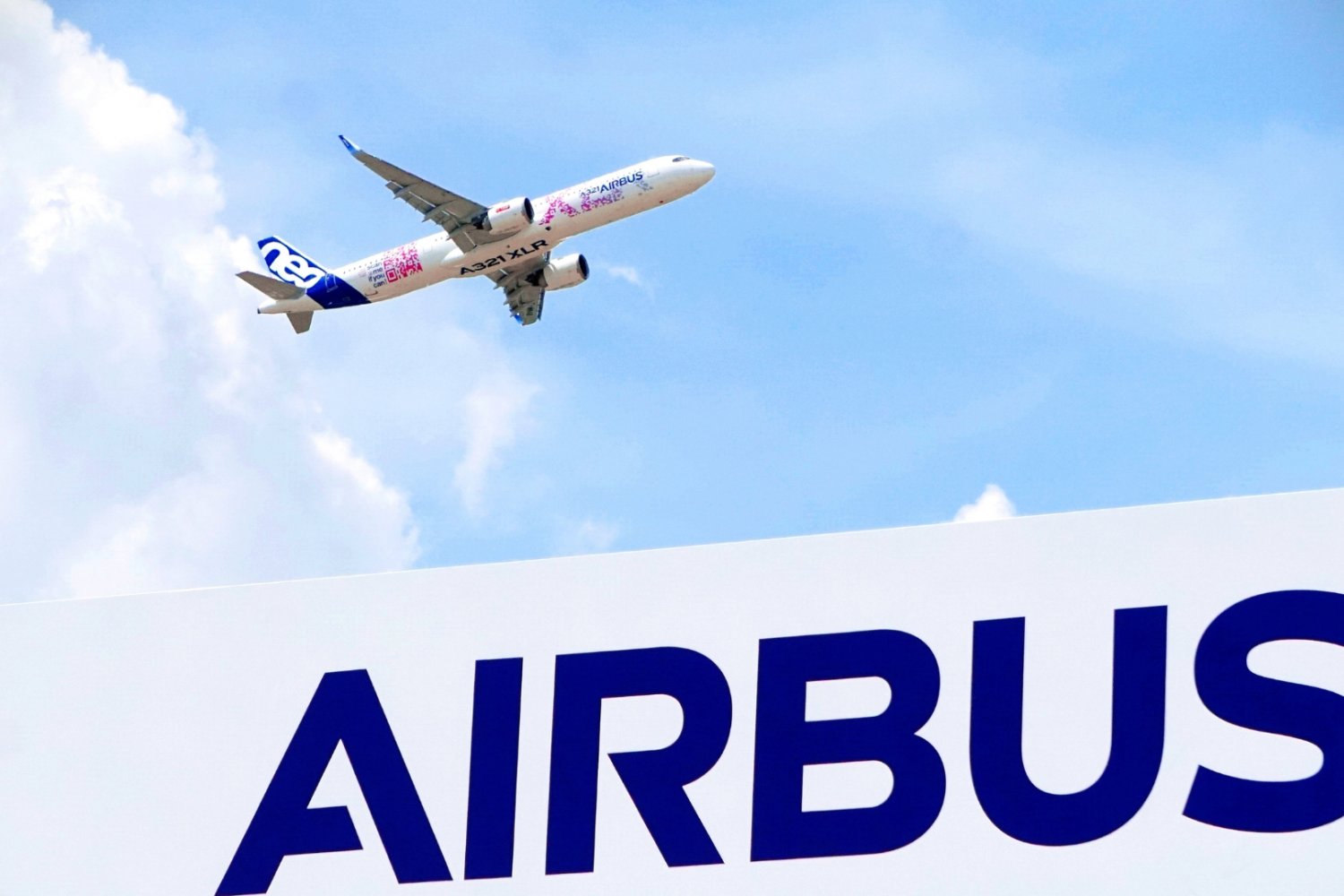 Airbus otworzy nowe centrum inżynieryjne. Obiekt powstanie w stolicy Małopolski Airbus logo i samolot