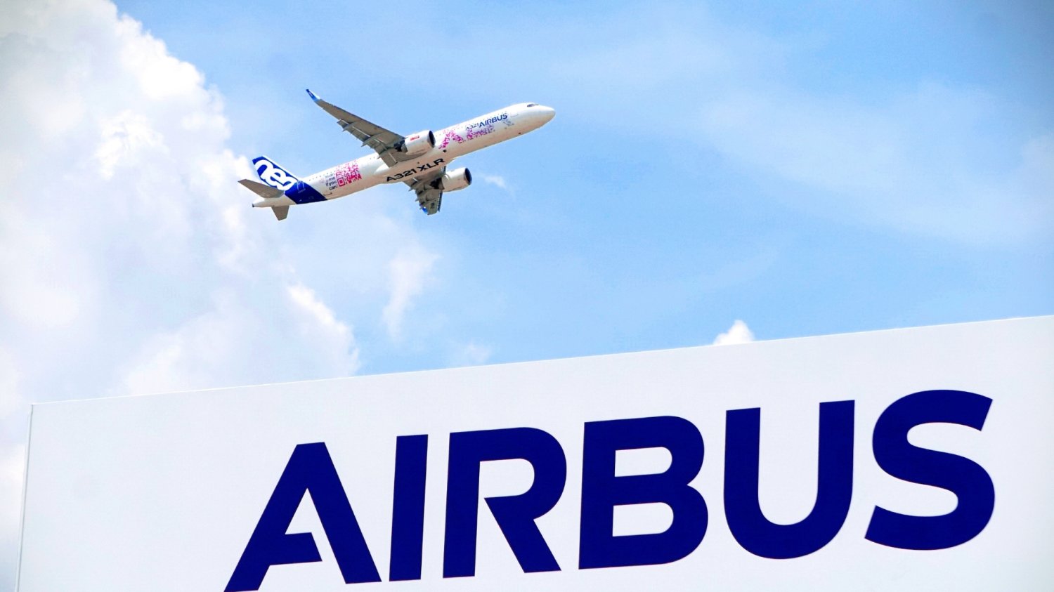 Airbus otworzy nowe centrum inżynieryjne. Obiekt powstanie w stolicy Małopolski Airbus logo i samolot