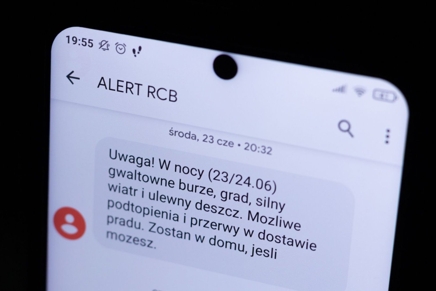 Alert RCB na ekranie smartfona.