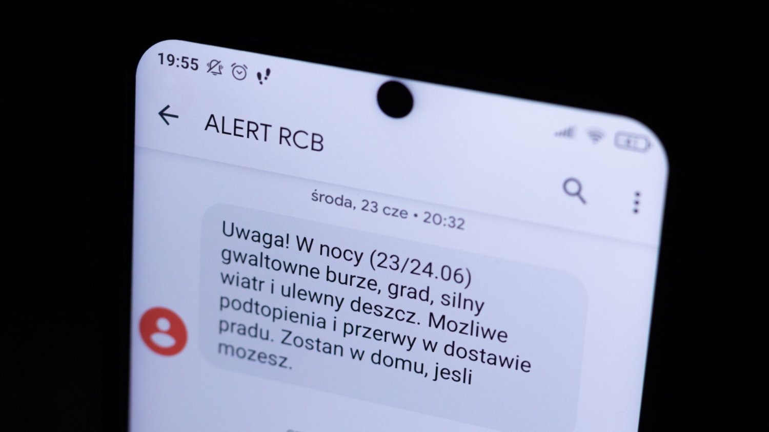 Wyły syreny, a Alert RCB milczał. Polacy szukali prawdy na własną rękę. Alert RCB na ekranie smartfona.