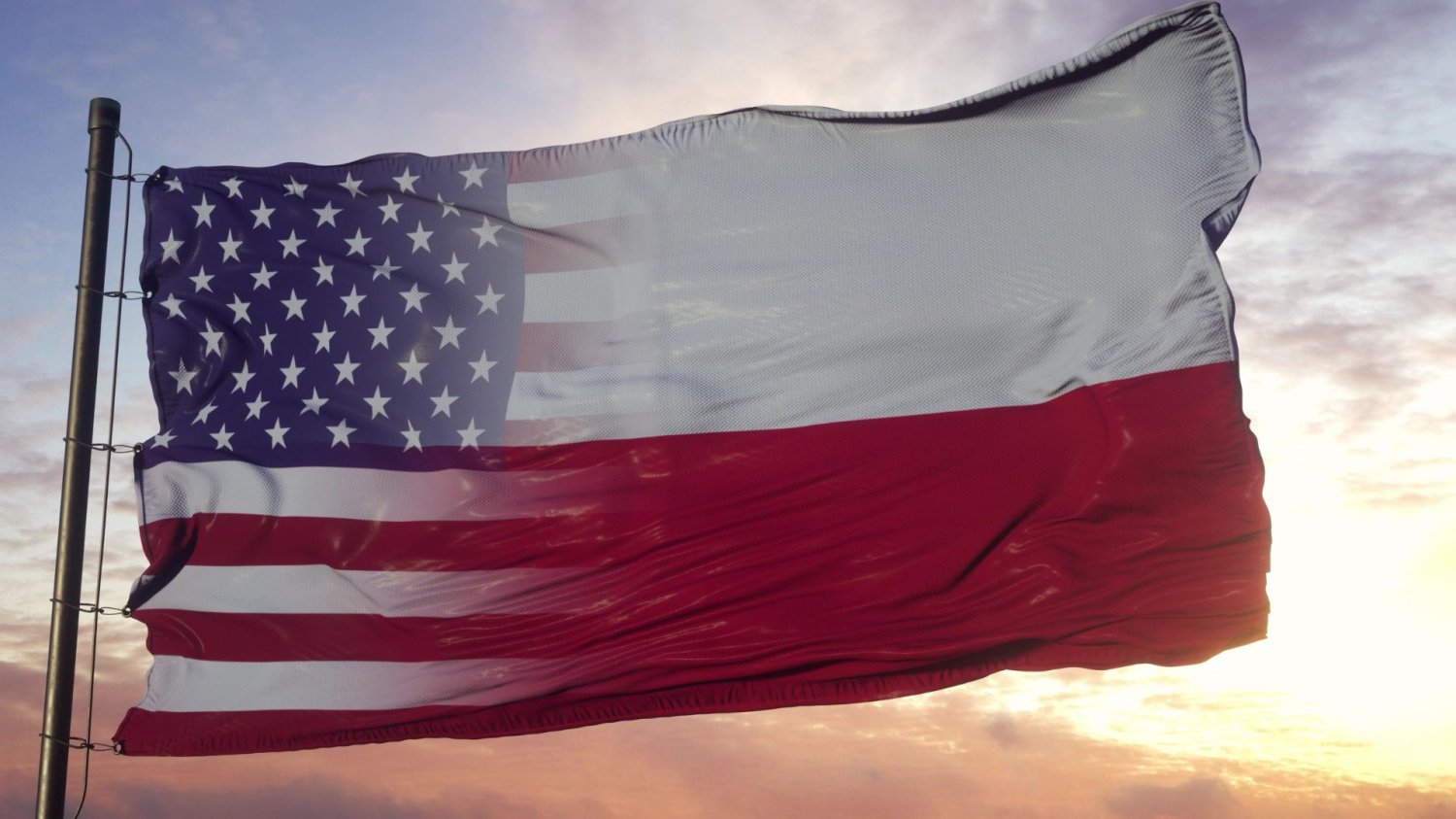 Amerykańska flaga przechodząca w polską flagę. Amerykanie chcą produkować w Polsce paliwo do reaktorów. Stawka idzie w miliardy