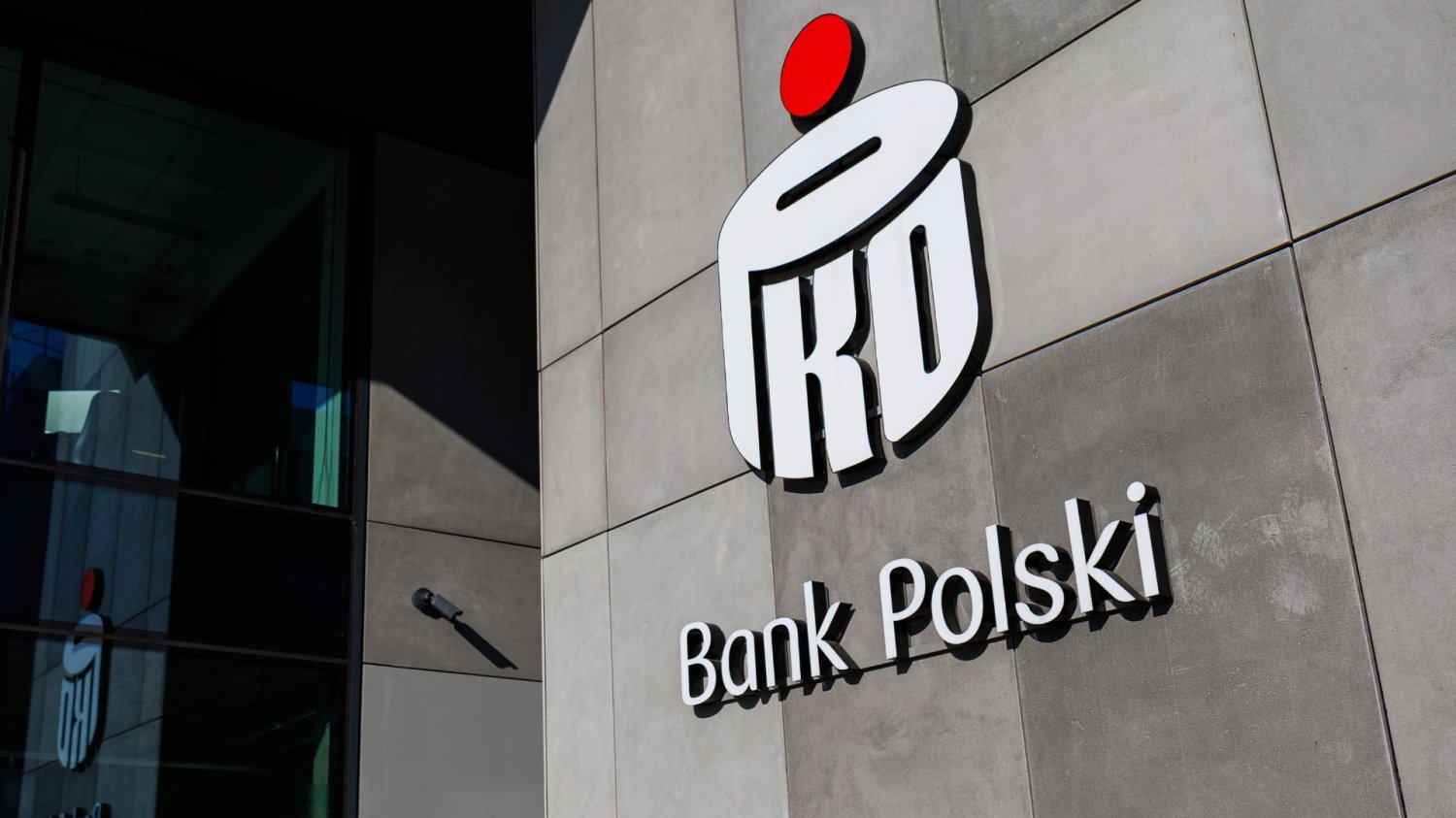 PKO BP jako pierwszy zmienia kredyty. Od 3 września wchodzi nowy wskaźnik Budynek PKO Bank Polski.