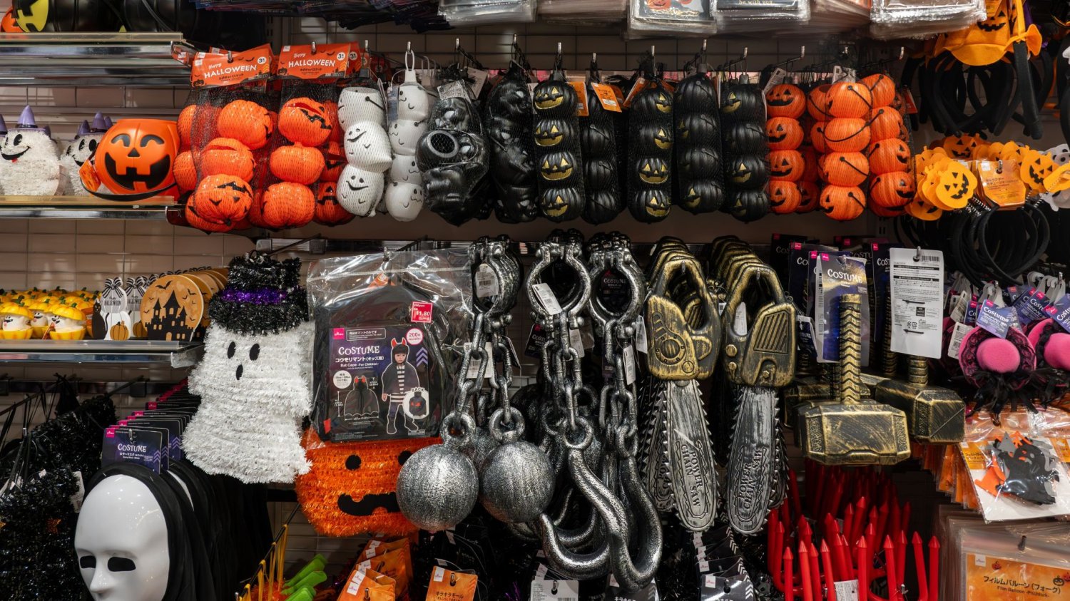 Strach w szkołach odbija się na sklepach. Popularne akcesoria na Halloween chowane ze wstydem Asortyment na Halloween.