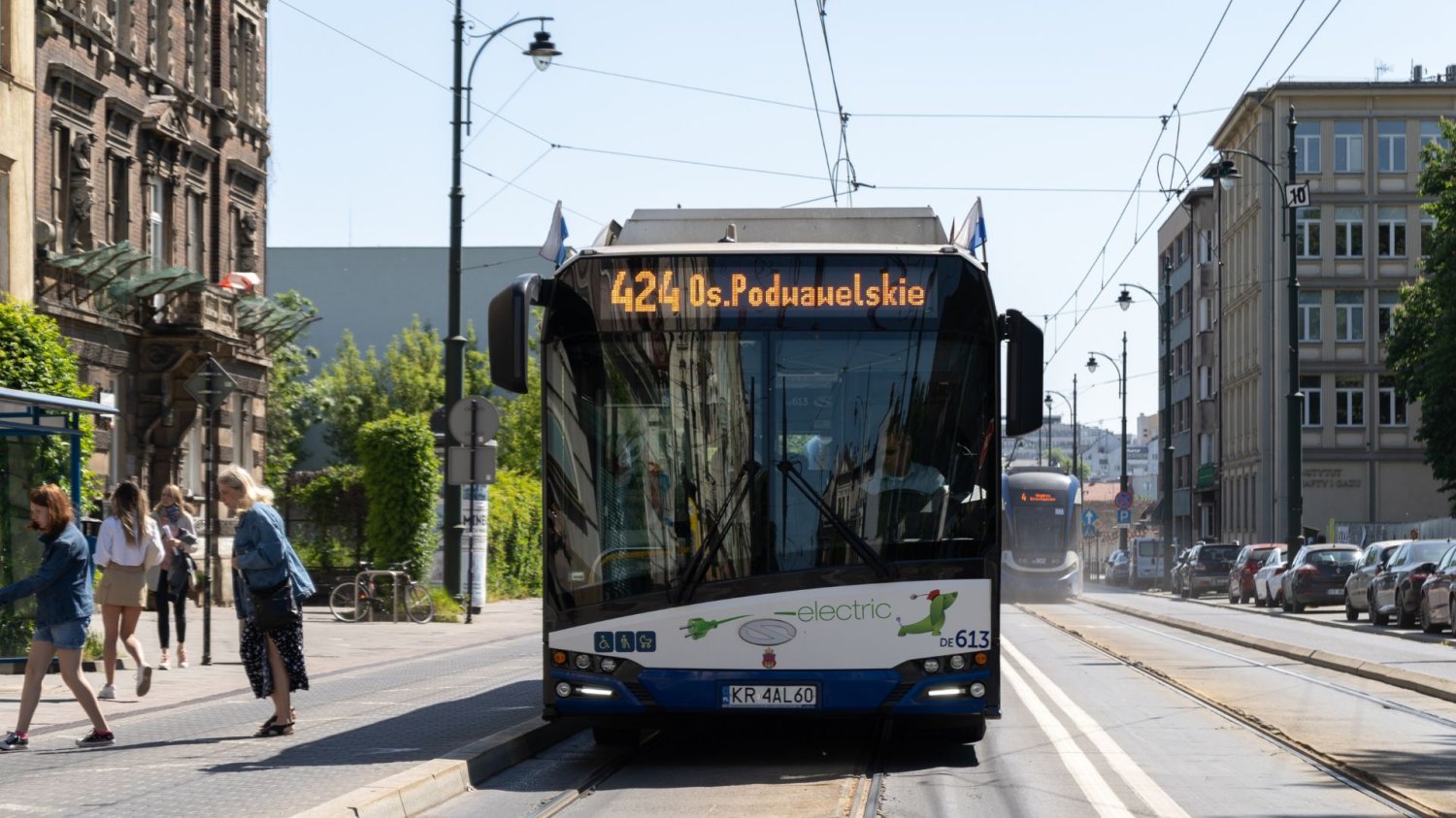 Ponad 6500 zł "na rękę" za kółkiem w MPK Kraków. Kraków kusi, ale nie każdego przyjmie. Autobus MPK Kraków.