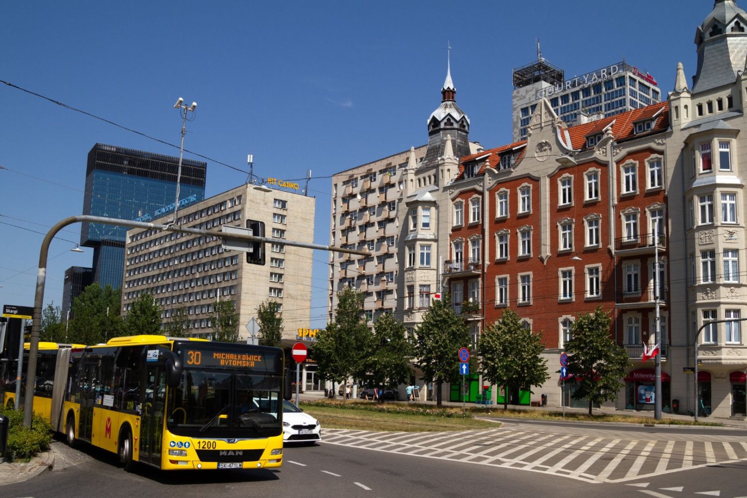 Autobus na ulicy w mieście.