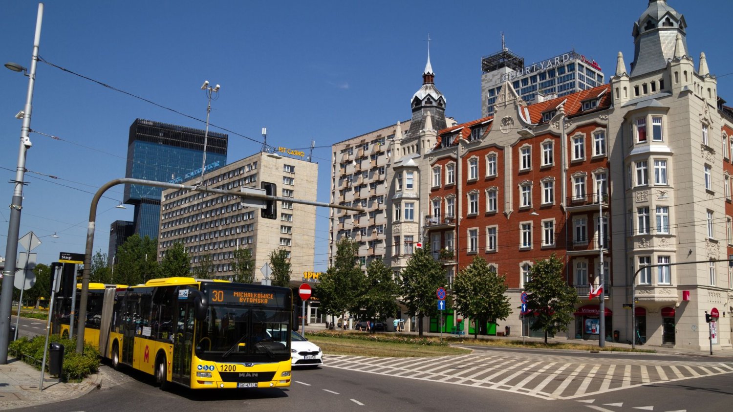 Autobus na ulicy w mieście.