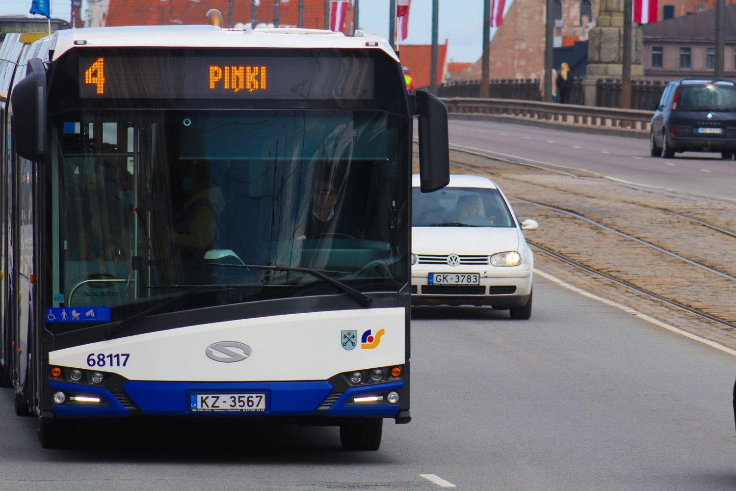 Solaris uruchomił nową halę produkcyjną. Powstaje 300 miejsc pracy. Autobus Solaris na drodze.