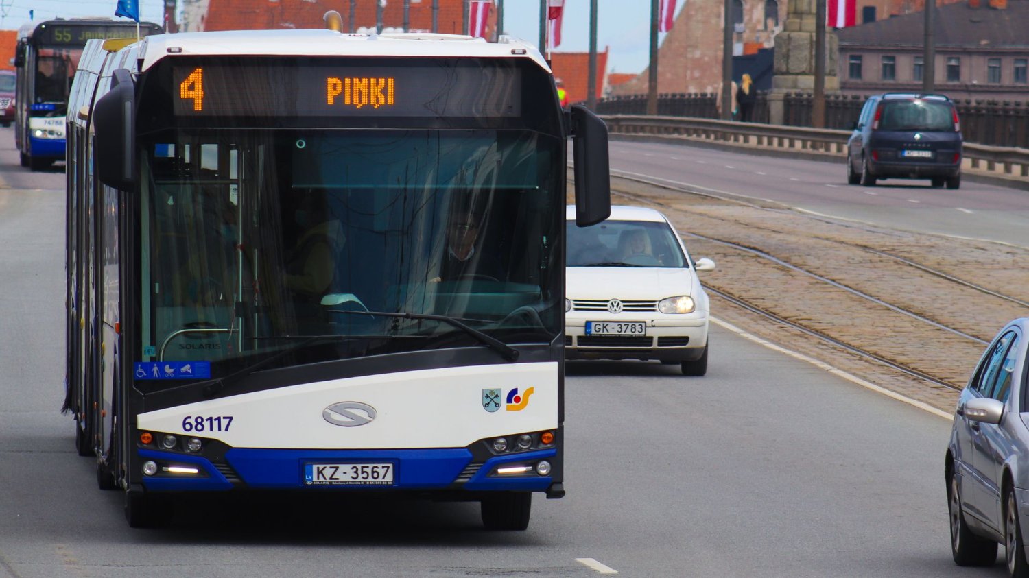Autobus Solaris na drodze.