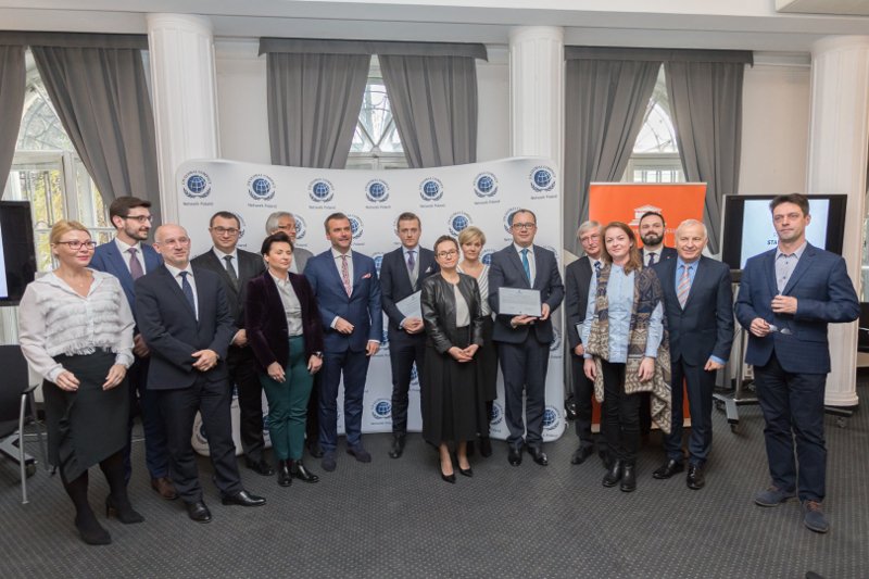 Uczestnicy konferencja „Standardy Etyczne i Prawa Kobiet w Biznesie'', w czasie której podpisano deklarację przyjęcia ''Standardu Programu Etycznego''.