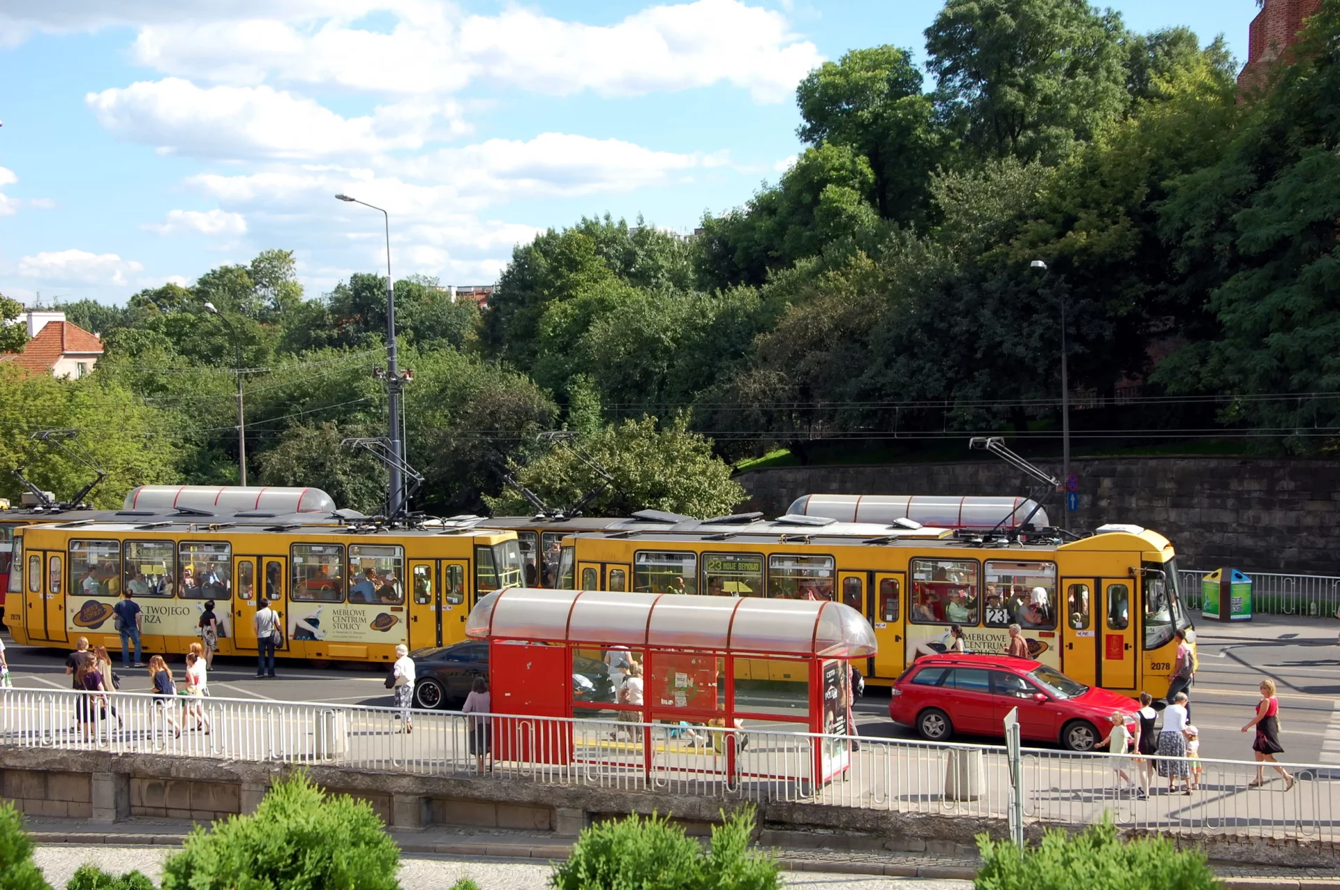 Ruch drogowy w Warszawie znacznie odciążyłaby rozbudowa sieci szynowej, w tym kolei i tramwajów