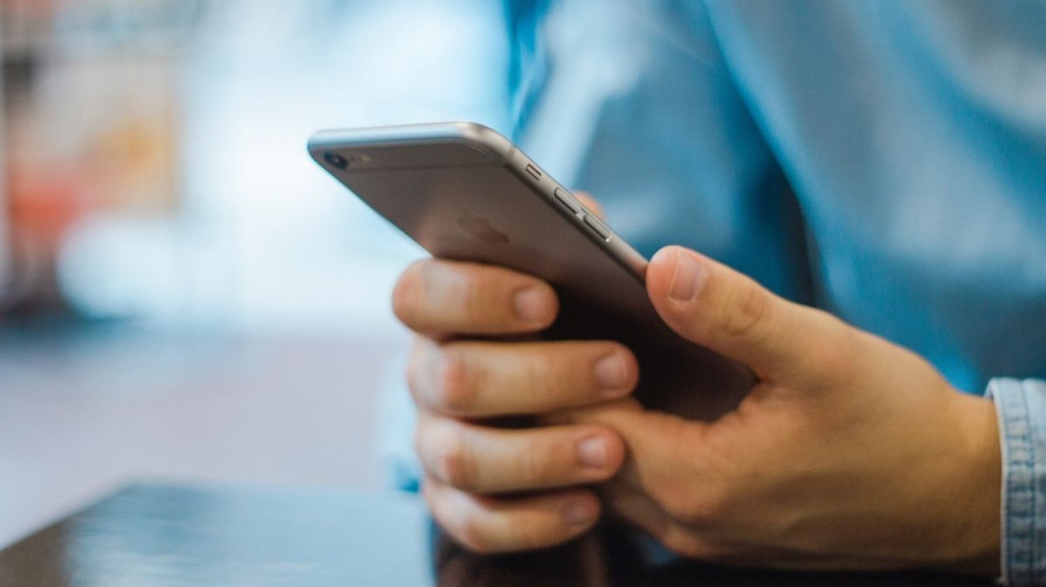 Po latach Apple uznało, że iPhone'y można jednak czyścić chusteczkami antybakteryjnymi. Spowodował to prawdopodobnie koronawirus.