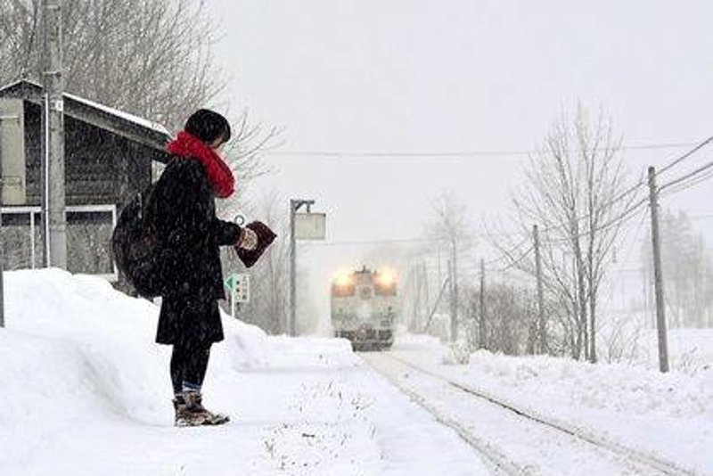 Kolejarze pracujący dla spółki Koleje Hokkaido zatrzymywali pociąg na przystanku, by mogła do niego wsiąść jedna uczennica. Przez 3 lata kolej nie zdecydowała się na likwidację stacji z uwagi na dobro tej pasażerki