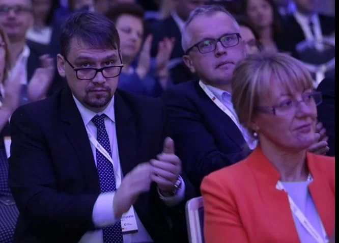 Gala Dyrektora Finansowego Roku 2017. Wystąpienie prof. Witolda Modzelewskiego oklaskują - wraz ze wszystkimi gośmi Gali - członkowie Fabryki i3, zarazem dyrektorzy finansowi w firmach: Beata Janowska, Konrad Marchlewski, Bartosz Radziszewski.