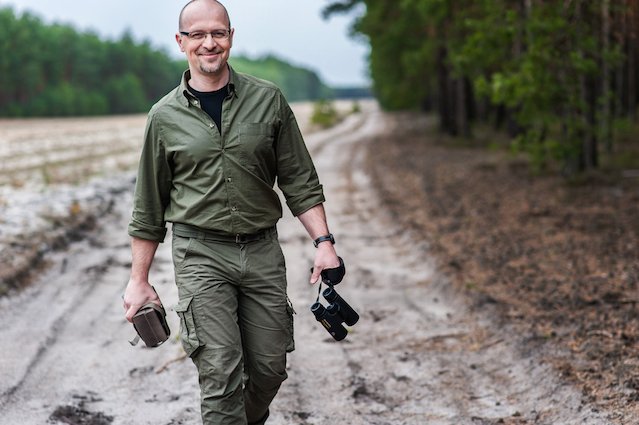 Dr inż. Robert Mysłajek jest biologiem. Bada wilki od 20 lat, pracuje w Instytucie Genetyki i Biotechnologii na Wydziale Biologii Uniwersytetu Warszawskiego. Jest autorem wielu książek i kilkudziesięciu artykułów naukowych o wilkach.
