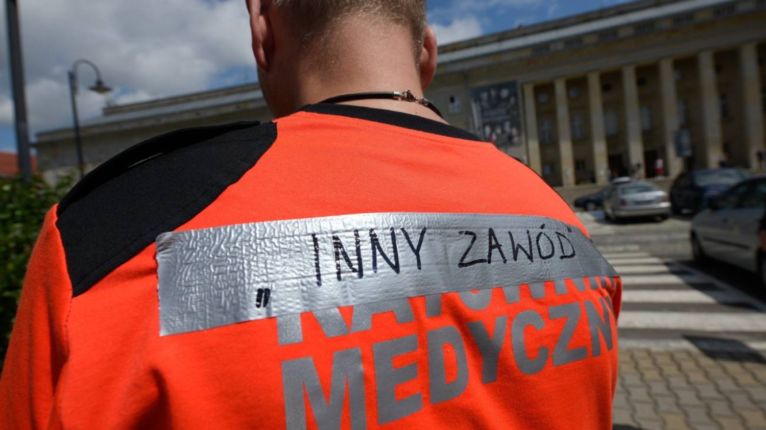 Ratownik medyczny podczas protestu.