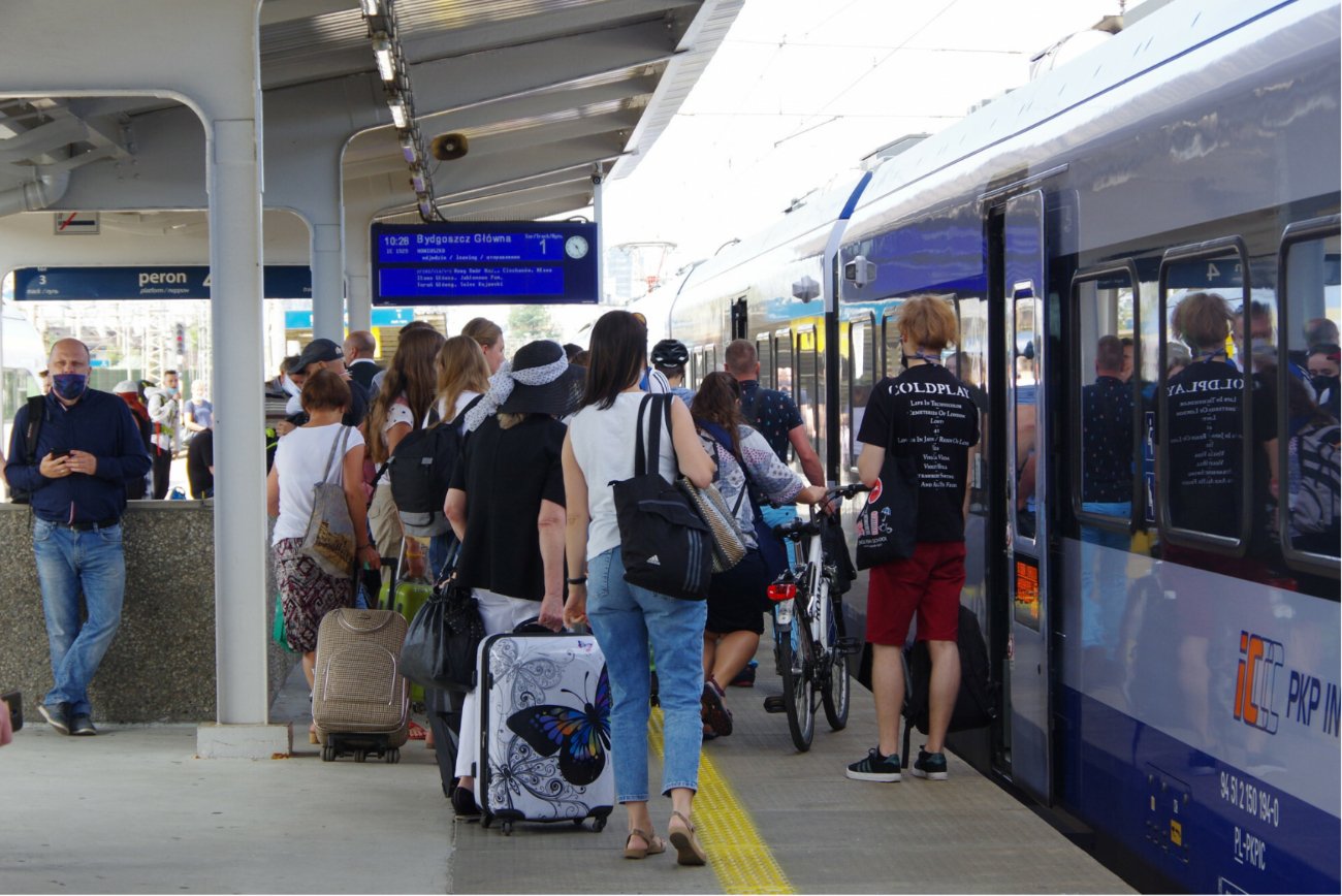 Pasażerowie przed pociągiem