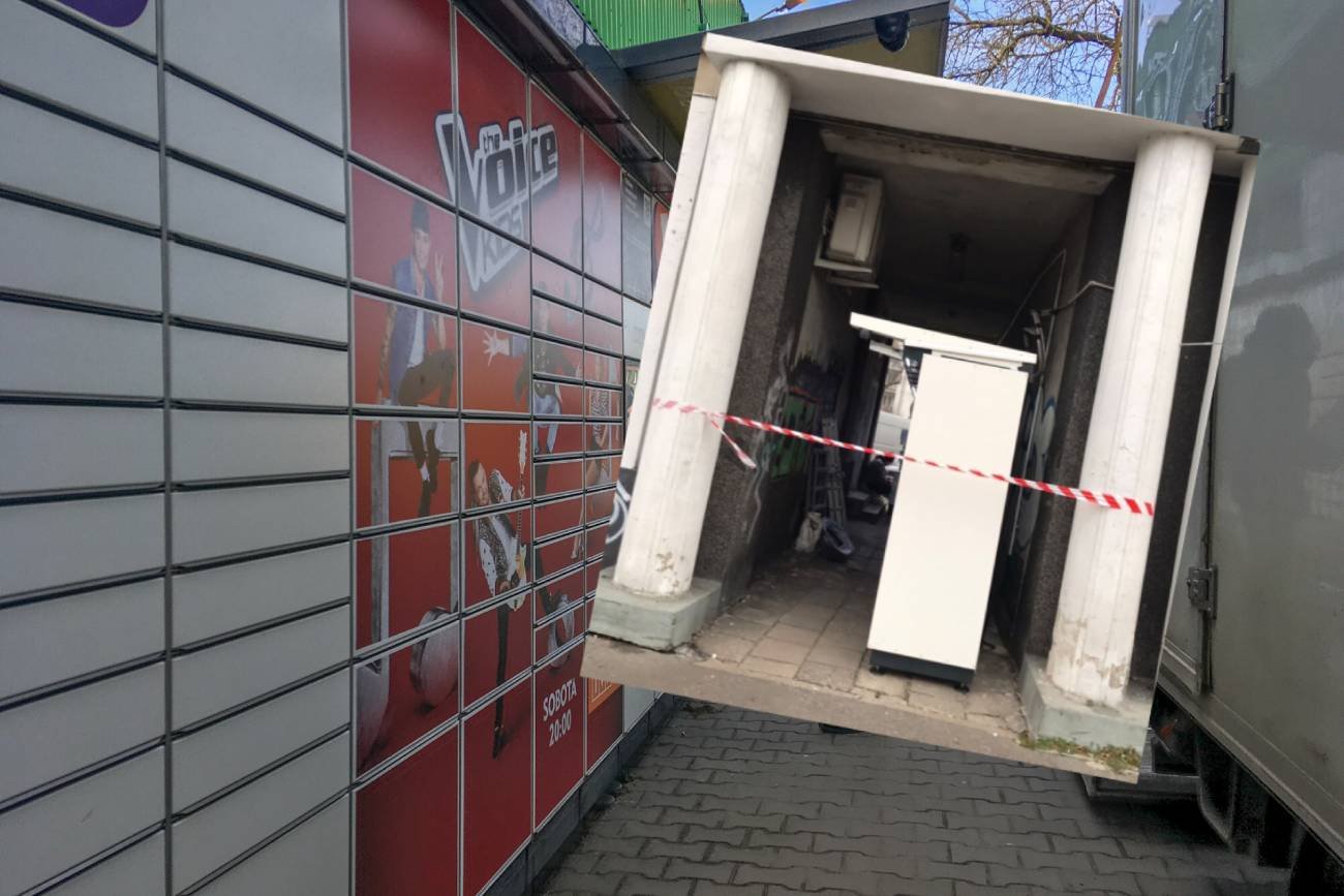 Warszawa. Paczkomat InPost blokuje przejście w bramie na osiedlu na Mokotowie