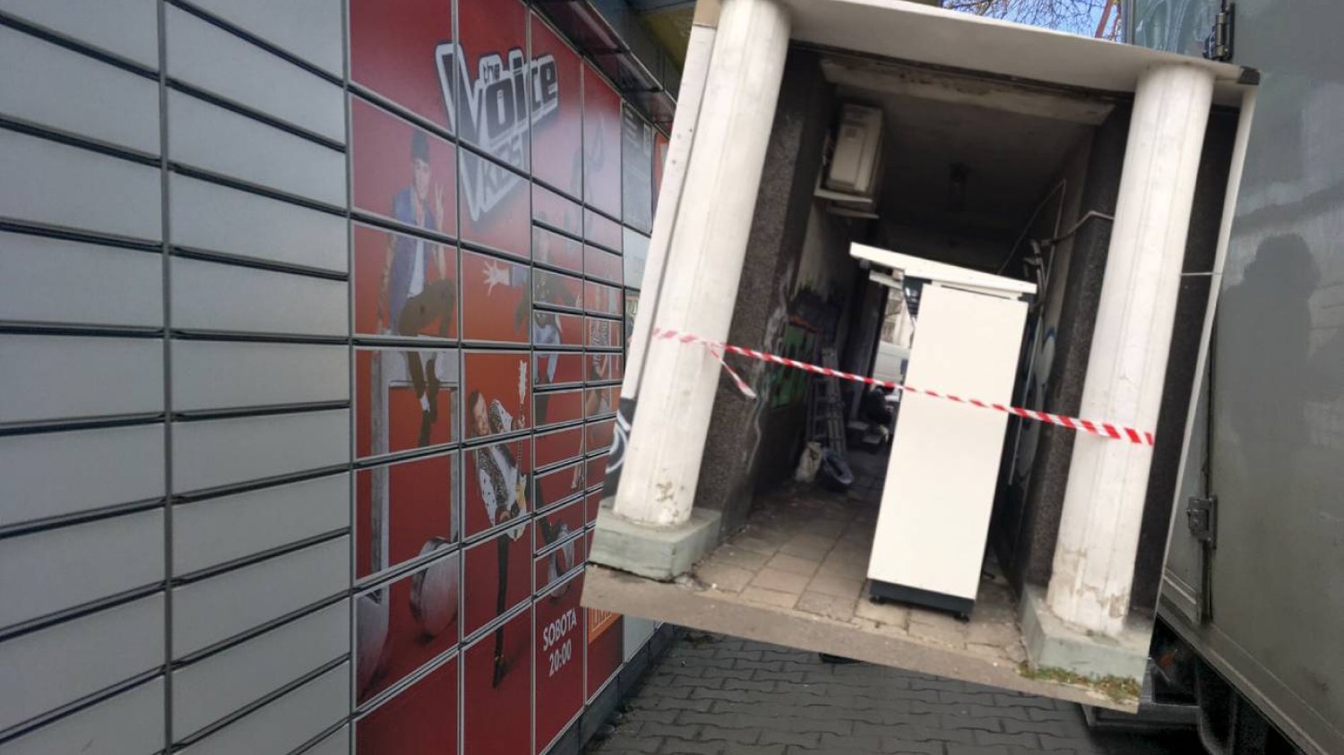 Warszawa. Paczkomat InPost blokuje przejście w bramie na osiedlu na Mokotowie
