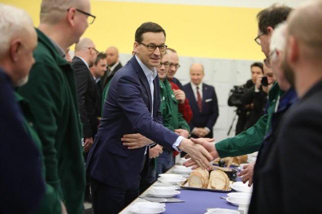 Premier Mateusz Morawiecki podczas wizyty w Zakładach Hipolita Cegielskiego