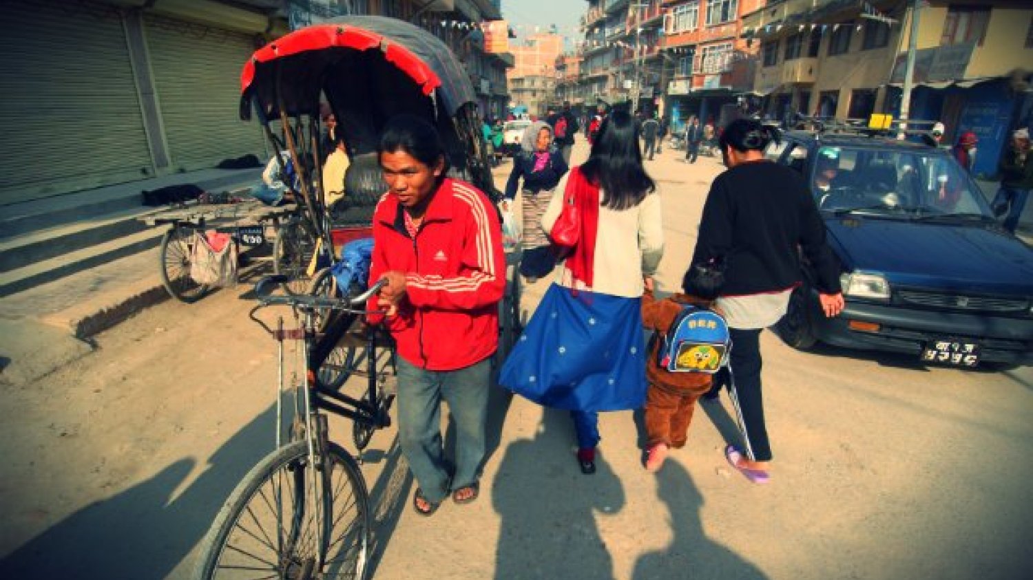 Nepalczycy chętnie wyjeżdżają z kraj, bo w swojej ojczyźnie zarabiają zazwyczaj od 50 do 100 dolarów miesięcznie.