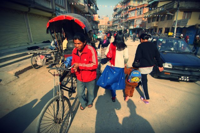 Nepalczycy chętnie wyjeżdżają z kraj, bo w swojej ojczyźnie zarabiają zazwyczaj od 50 do 100 dolarów miesięcznie.