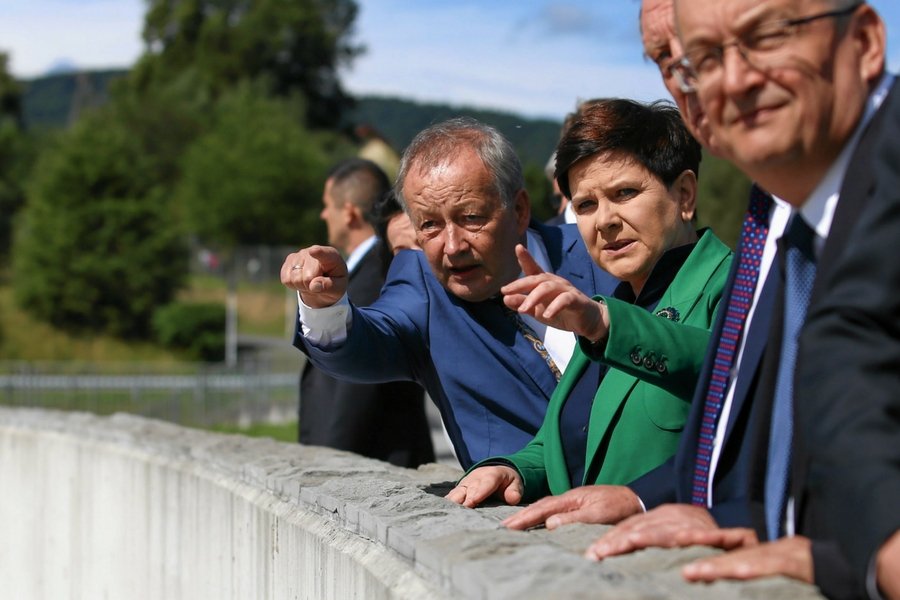 Premier Beata Szydło zapowiada, że projekt budżetu jest wstępny. Ekonomiści dorzucają, że jest też optymistyczny.