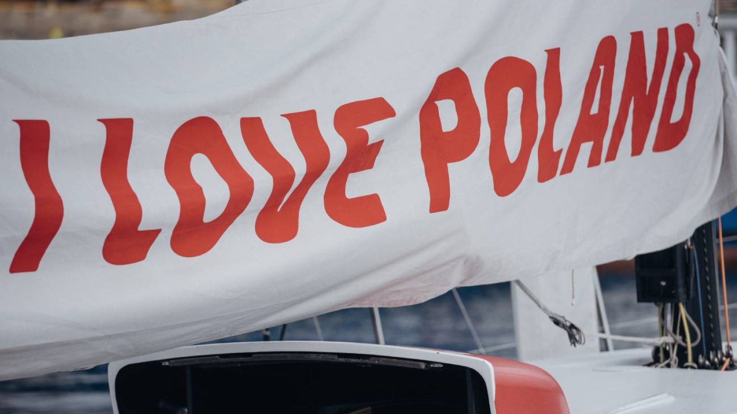 Baner z napisem "I love Poland" na jachcie Polskiej Fundacji Narodowej.