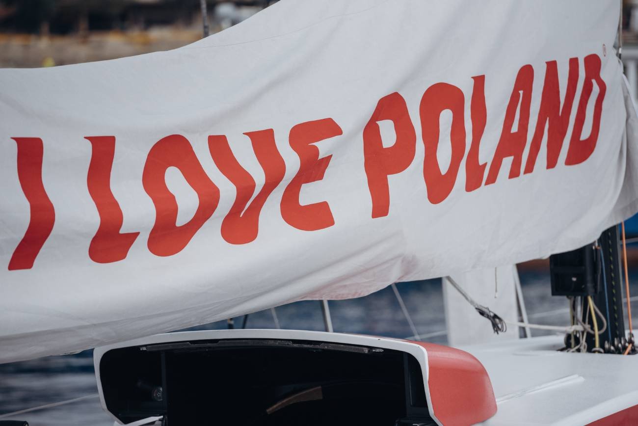 Baner z napisem "I love Poland" na jachcie Polskiej Fundacji Narodowej.