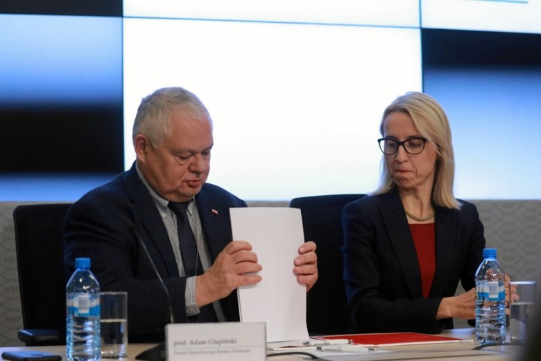 Szef NBP Adam Glapiński i minister finansów Teresa Czerwińska. Glapiński jest zdania, że przez ostatnie dwa lata mieliśmy w Polsce do czynienia z "cudem gospodarczym".