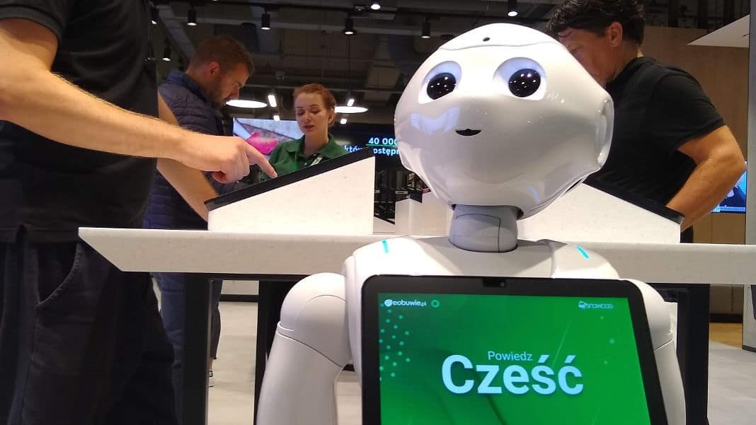 Humanoidalny robot Pepper, stworzony przez SoftBank, jest pierwszym robotem, który rozpoznaje emocje. Jeden z egzemplarzy pojawił się w poznańskim sklepie eobuwie.pl.