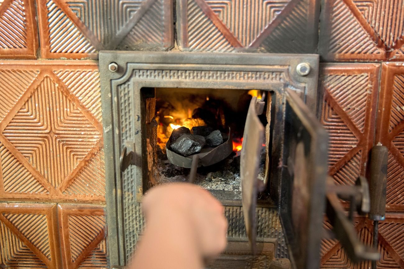 Zakaz importu węgla z Rosji uderzy w osoby mniej zamożne, które mają piece węglowe