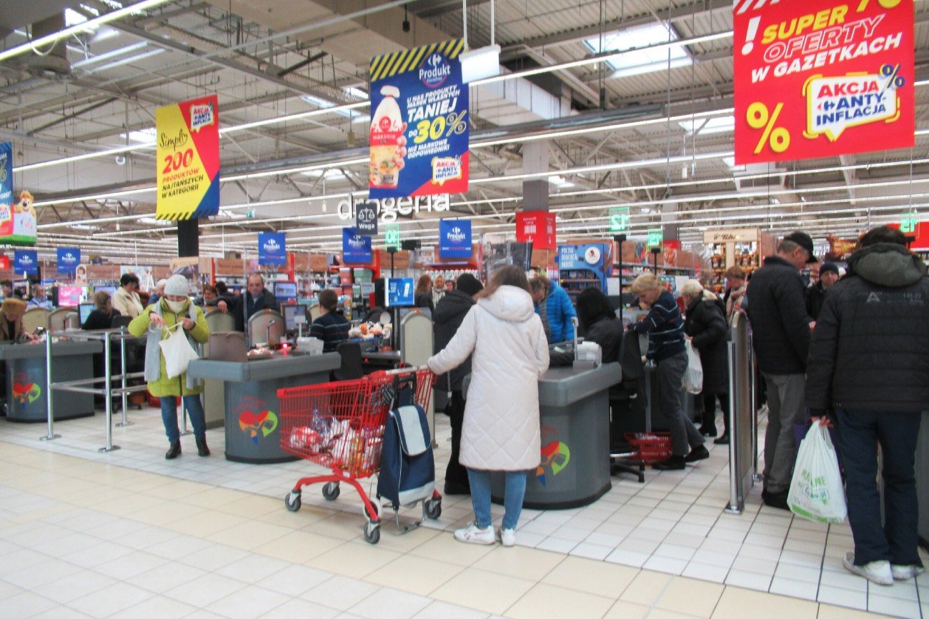 Polacy biednieją. Dla wielu osób pensja wystarczy tylko na podstawowe wydatki