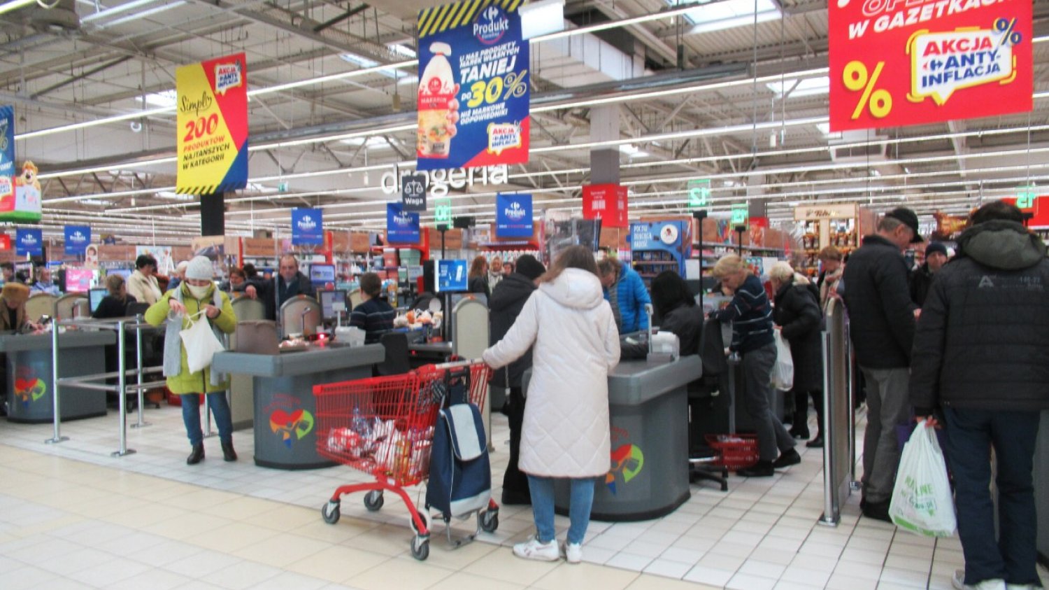 Polacy biednieją. Dla wielu osób pensja wystarczy tylko na podstawowe wydatki