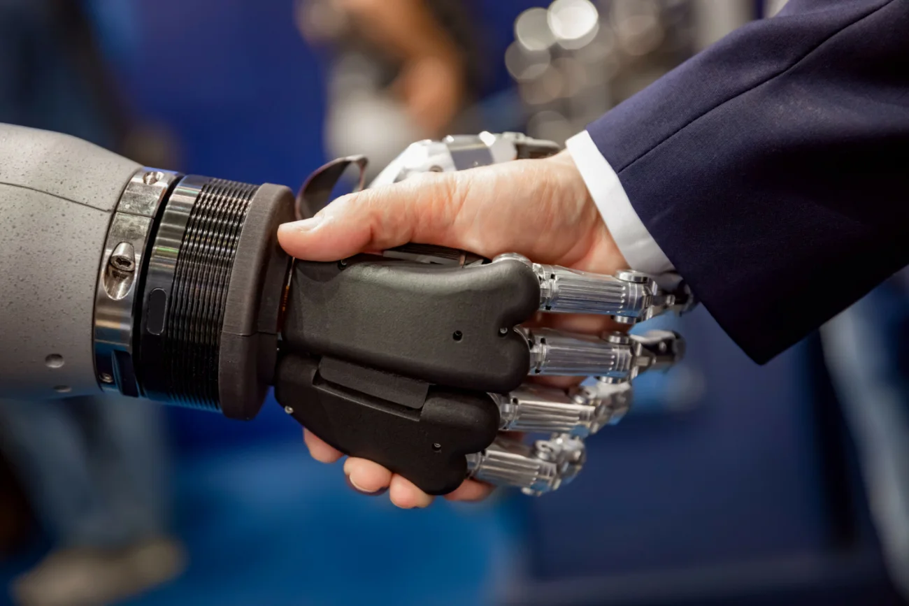 Robot i człowiek.
