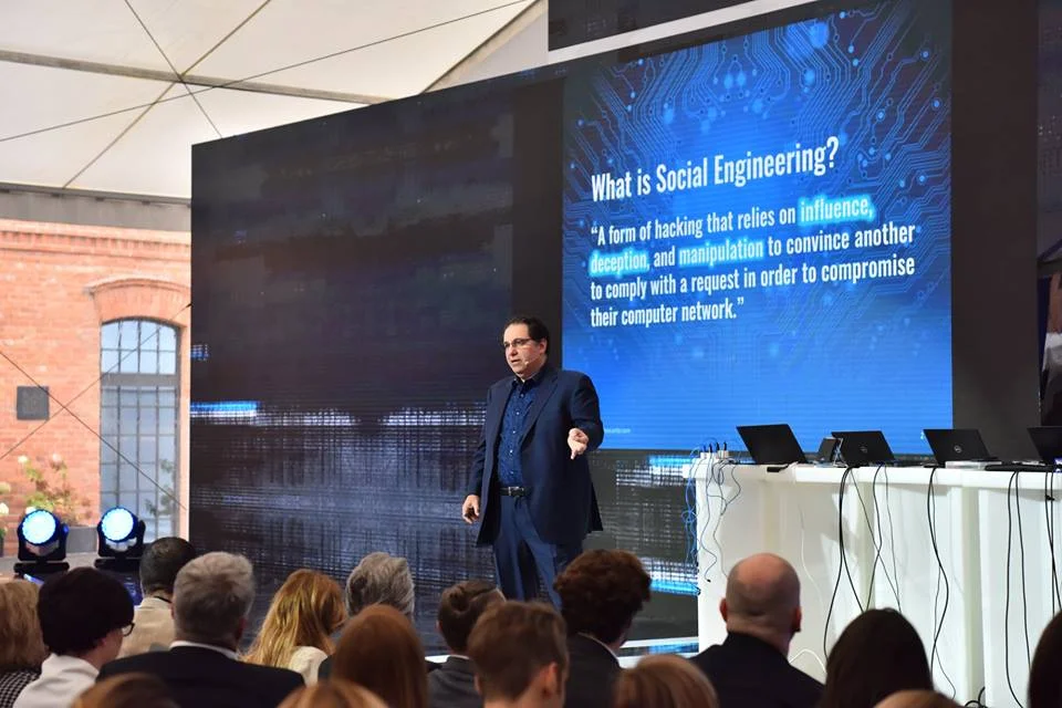 Kevin Mitnick wyjaśnia, czym jest inżynieria społeczna.