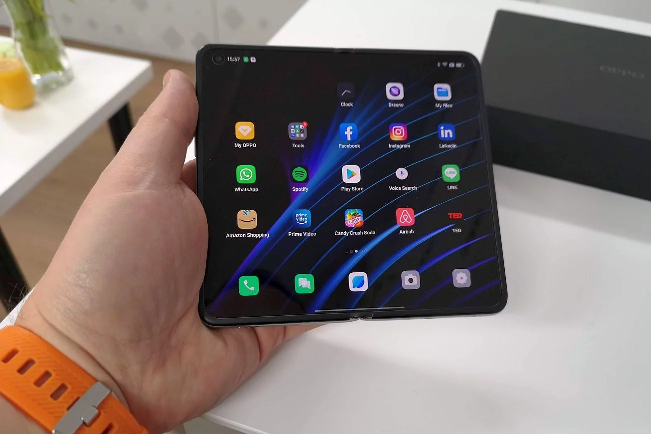 Oppo Find N - ekran główny to 7,1-calowy AMOLED LTPO o rozdzielczości 1920 x 1792 piksele z odświeżaniem obrazu częstotliwością od 1 do 120 Hz