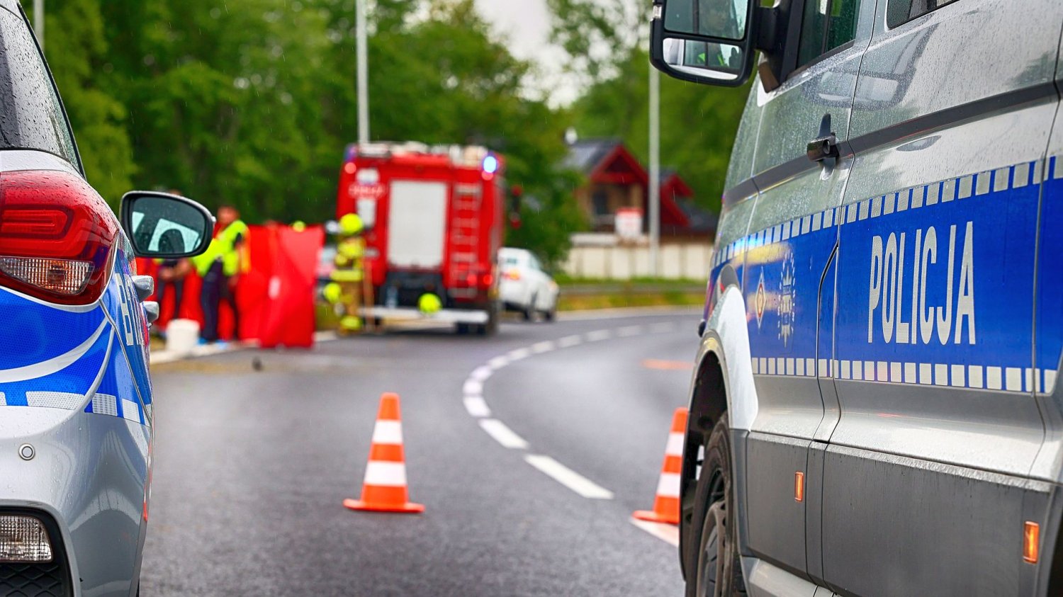 Pułapki rutyny i ulice-potwory. Oto najniebezpieczniejsze kilometry polskiego asfaltu służby na miejscu wypadku