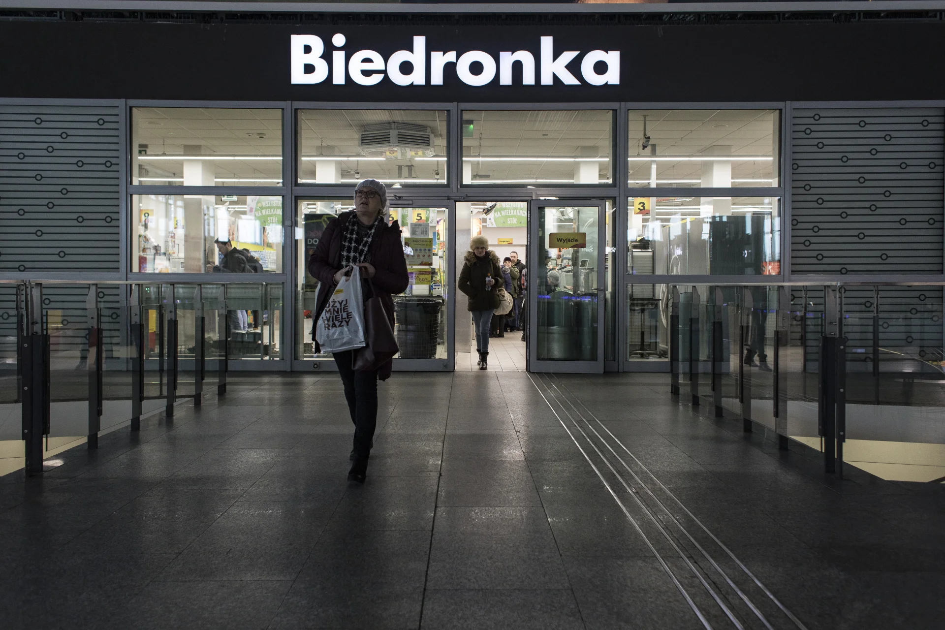W niedziele objęte zakazem handlu działają sklepy sieci Biedronka zlokalizowane na dworcach w całym kraju. To zaledwie ułamek punktów handlowych należących do sieci.
