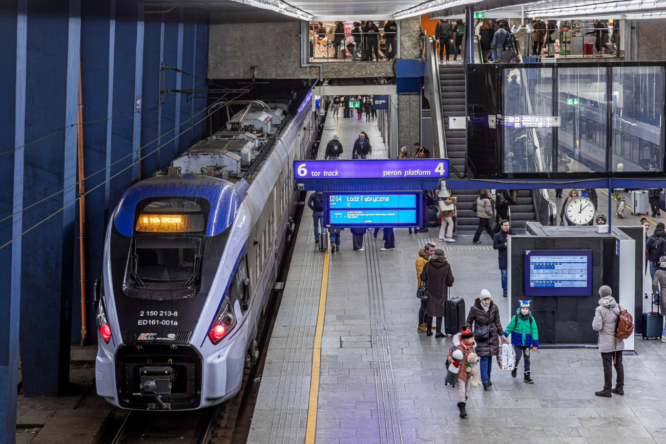 Na razie bilet ma łączyć przewoźników kolejowych, później będzie dotyczył wszystkich publicznych środków transportu.