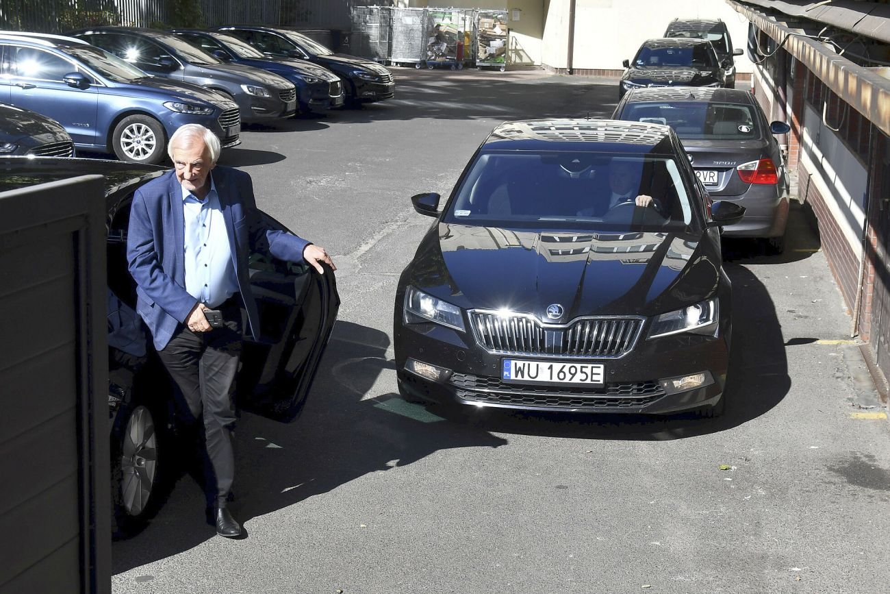 Rządowe limuzyny często można spotkać pod siedzibą PiS na ul. Nowogrodzkiej