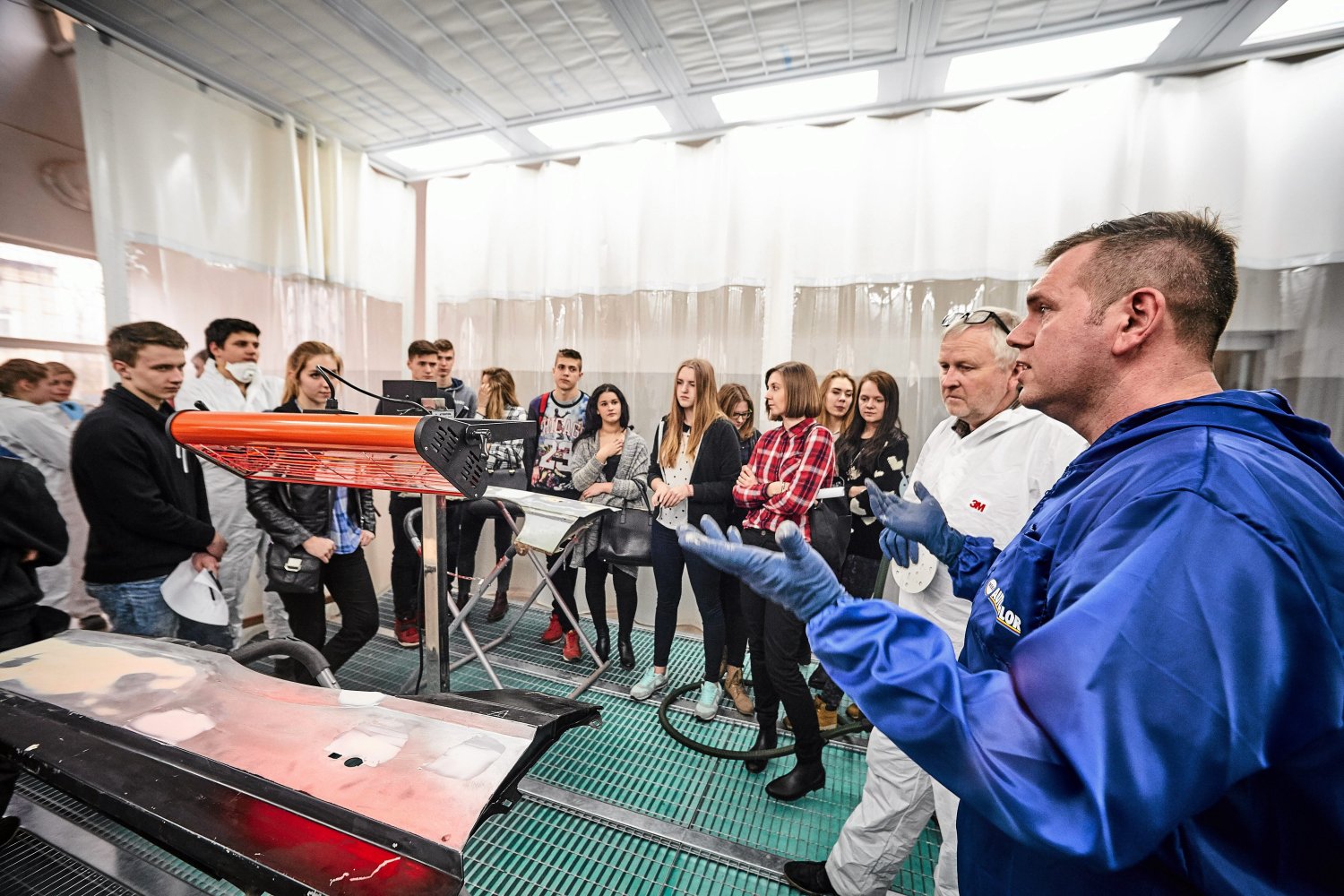 Rośnie popularność szkół branżowych przygotowujących absolwentów do konkretnych zawodów.