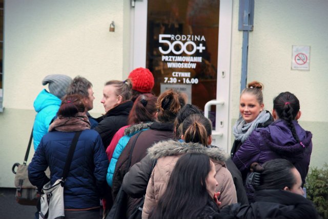 66 proc. Polaków uważa, że przy wypłacaniu pieniędzy z 500+ należy wprowadzić górny limit dochodowy