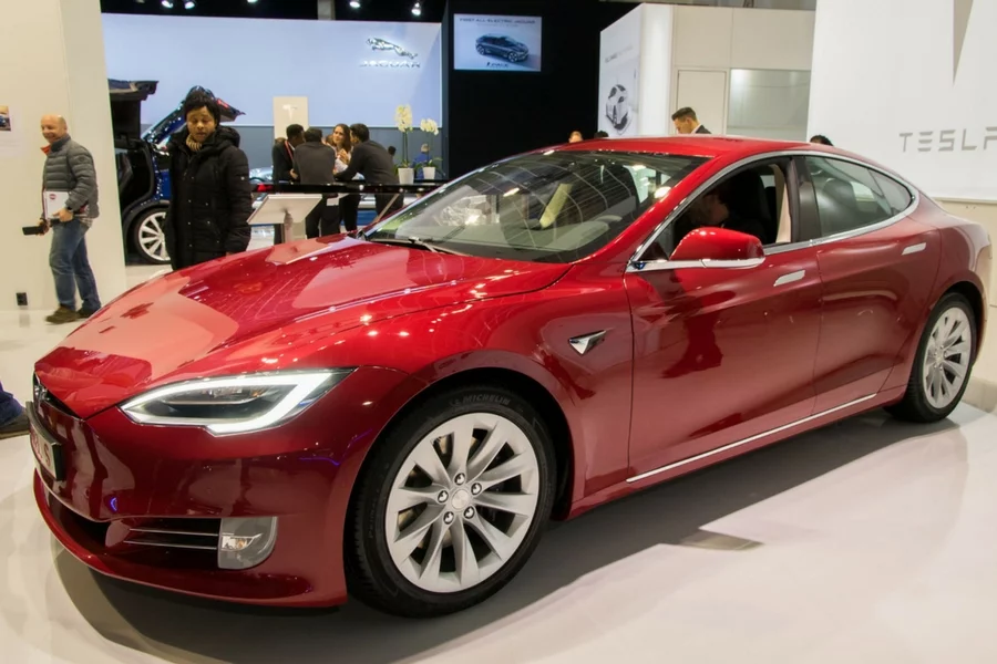 Najefektywniejszy system ładowania aut elektrycznych ma Tesla: naładowanie akumulatora tego pojazdu trwa minimum pół godziny.
