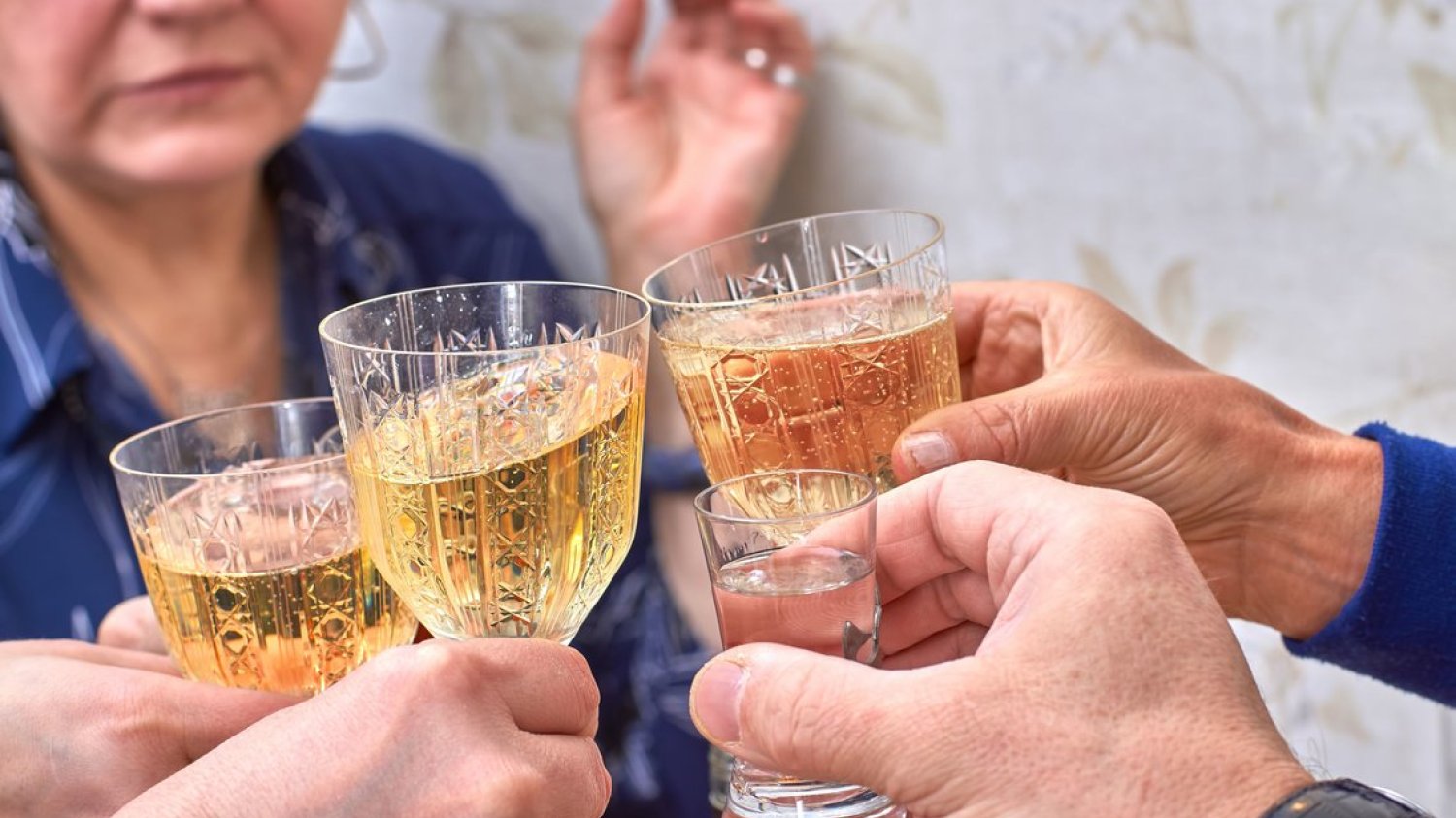 Siedzący w domach Polacy kupują mniej alkoholu.